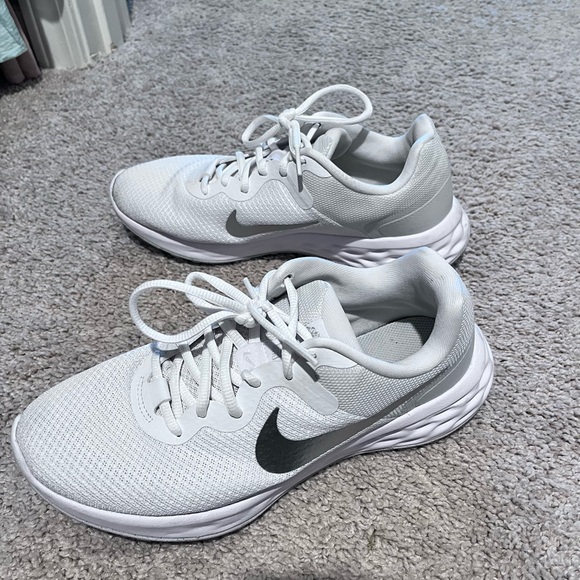 Women’s Nike Tennis shoes - Picture 3 of 6